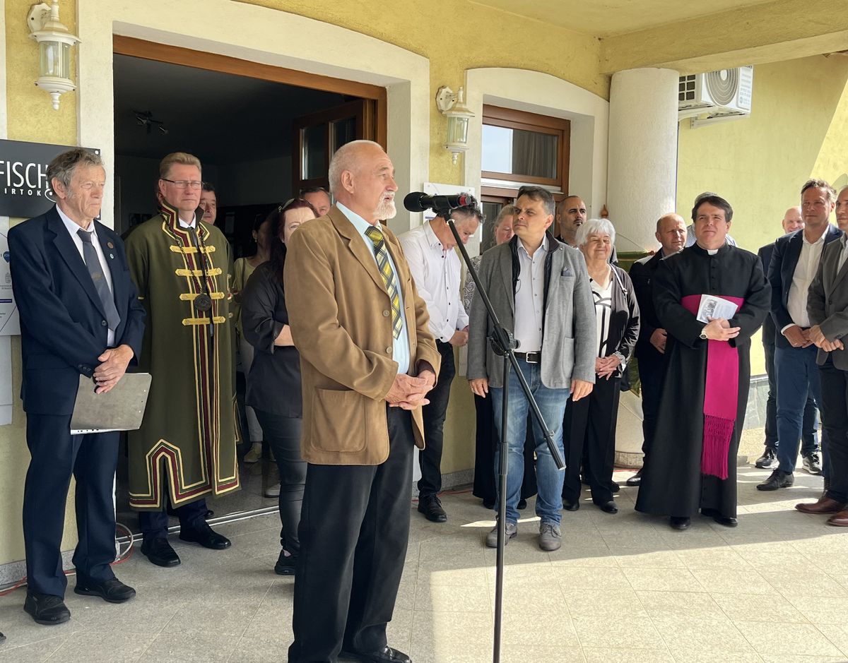 Marton József a Szent György-hegy-Csobánc hegyközség elnöke köszöntőjében hangsúlyozta, hogy a 32 évvel ezelőtt útjára indított rendezvényt immár 30. alkalommal szervezik. A bor, a hegy leve idén is megméretik Fotó: Tóth B. Zsuzsa