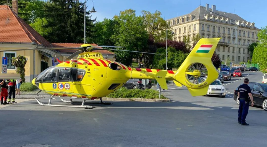 Lezuhant egy gyerek a várfalról, mentőhelikopter vitte el!