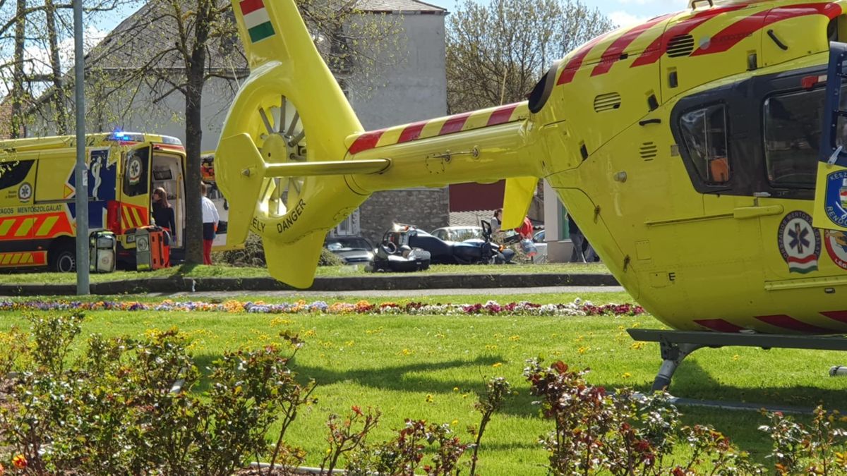 Mentőhelikopter a zirci városháza előtt – ilyet se gyakran látunk. A Coop-bolt előtt történt a baleset nagyszombaton a 82-es főúton, egy motoros borult fel, utasa is megsérült.