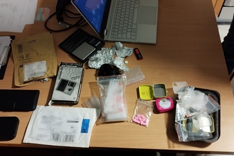 Nemzeti Adó- és Vámhivatal: Gyanús csomagot találtak a fiatalnál