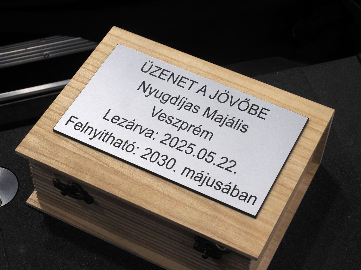 A nyugdíjas majálison időkapszulába zárták a résztvevők gondolatait