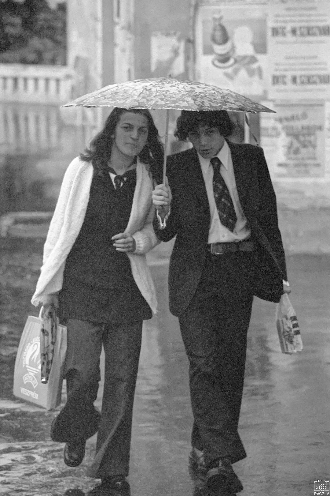 A retro képeken látszik, hogy nadrágot csak szoknyával együtt lehetett viselni