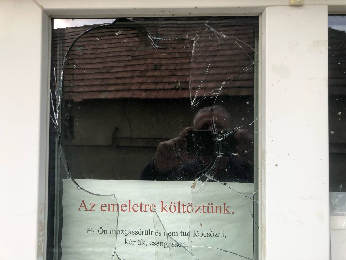 Rendőrségi nyomozás indult az üvegeket betörése, a bakonyi vandalizmus ügyében, a tettesek felderítése érdekében.
