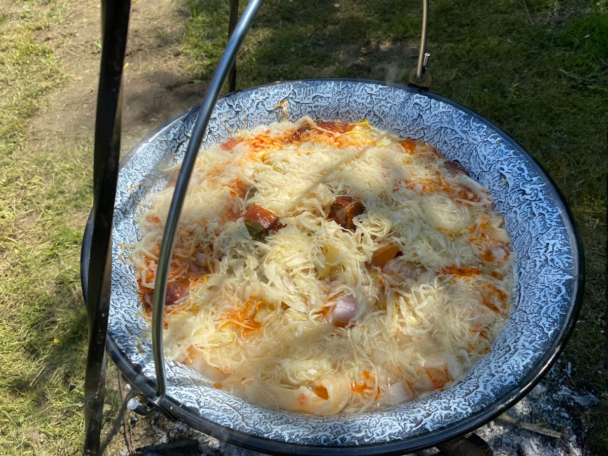Bodza, palacsinta és más finomságok – Töltött káposzta rotyogott az egyik bográcsban a jásdi Bodzanapon.