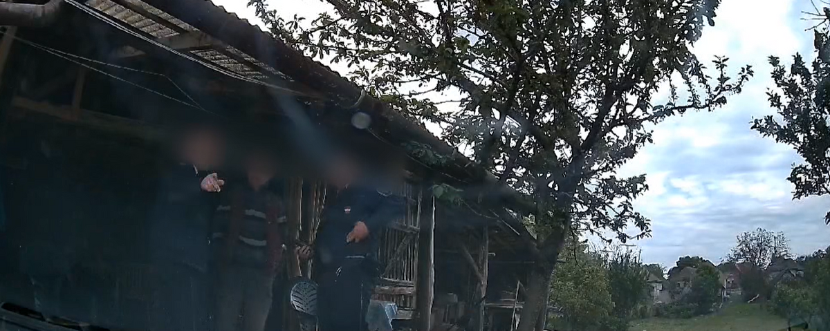 A motorost egy ingatlan udvarában kapák el
