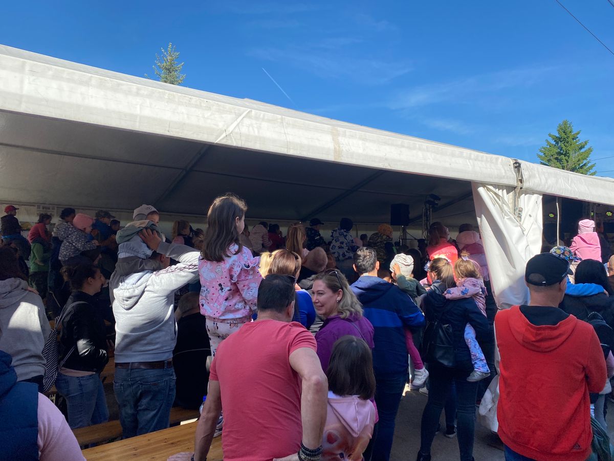 Egy nyúl kötötte el ennyire ennyi gyerek figyelmét a Bakonyban, ugyanis Brandnyúl énekelt, táncolt Dudaron minidiszkó keretében.
