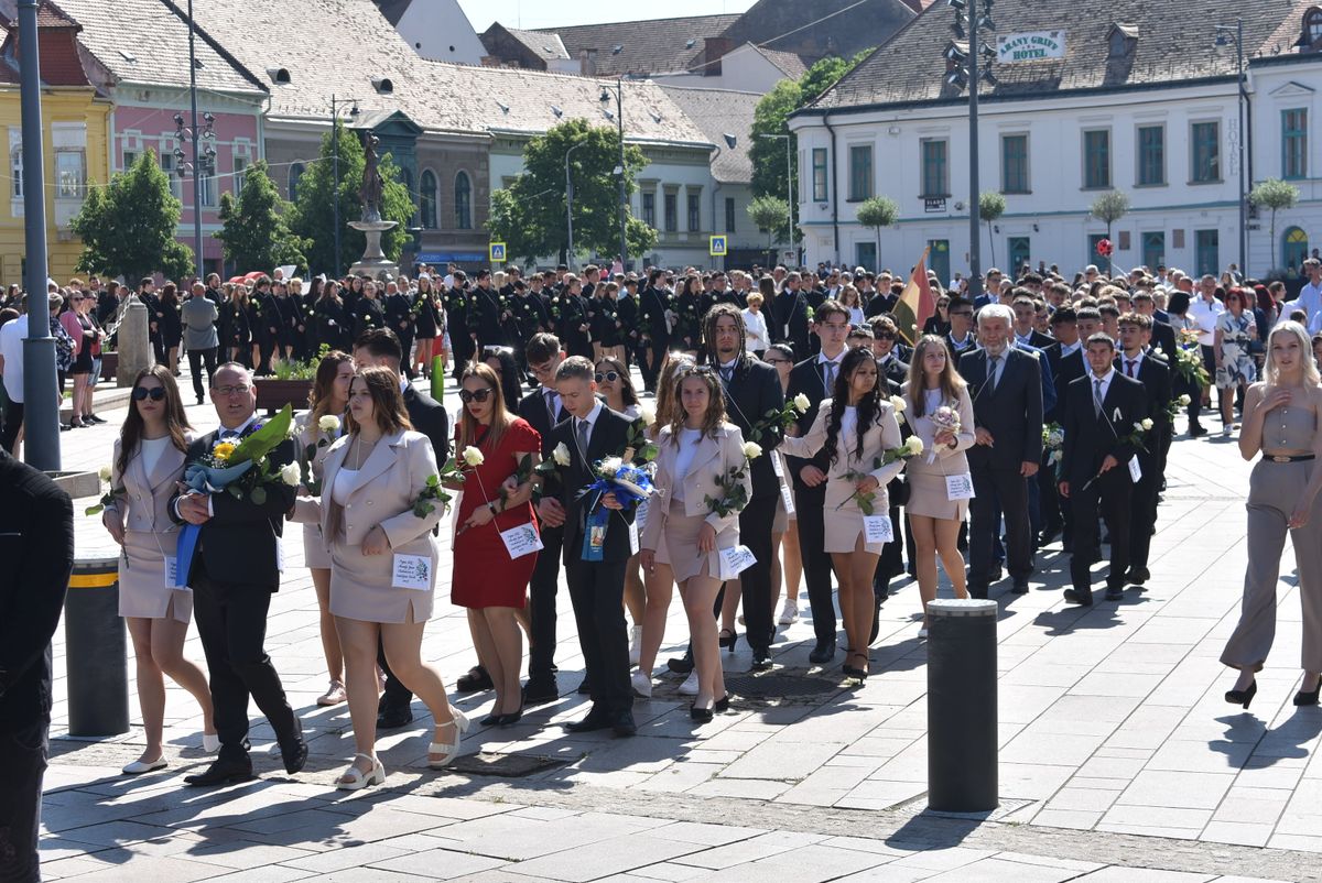 Ballagás - 458 pápai diák búcsúzott az alma matertől