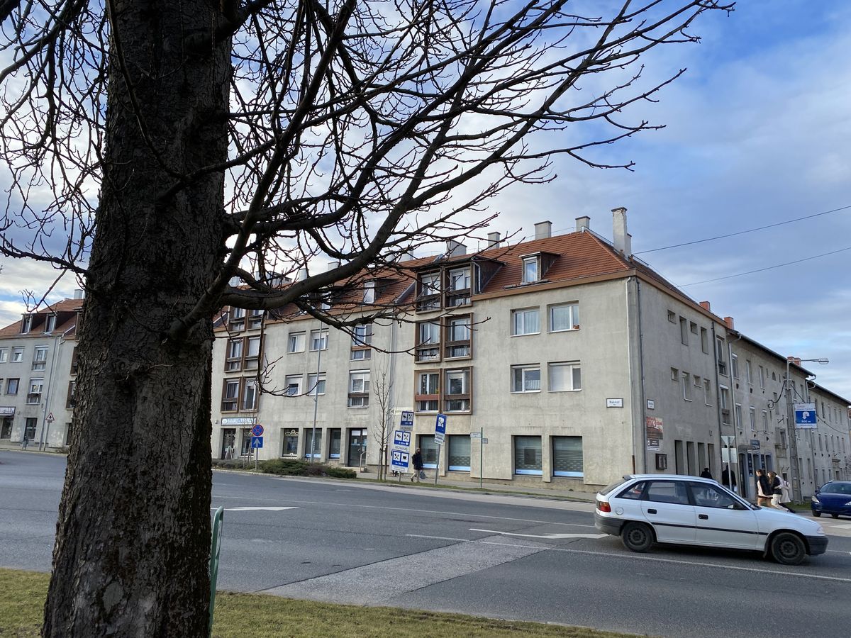 Zirc központjának látványát máig meghatározza a 40-lakásos, akárcsak az ciszterci apátság épületegyüttese.