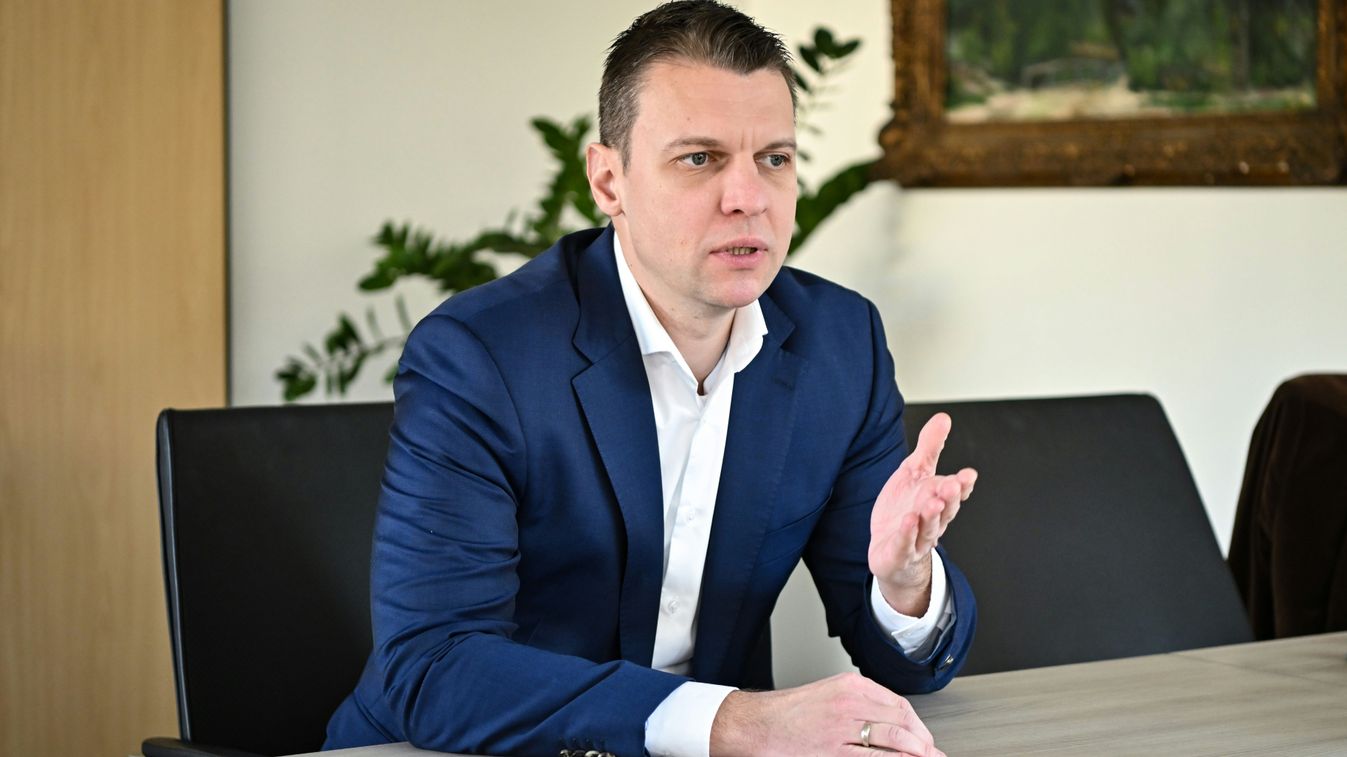 Menczer Tamás: Amerikában történt egy békepárti helyes váltás, Brüsszelben meg még nem
