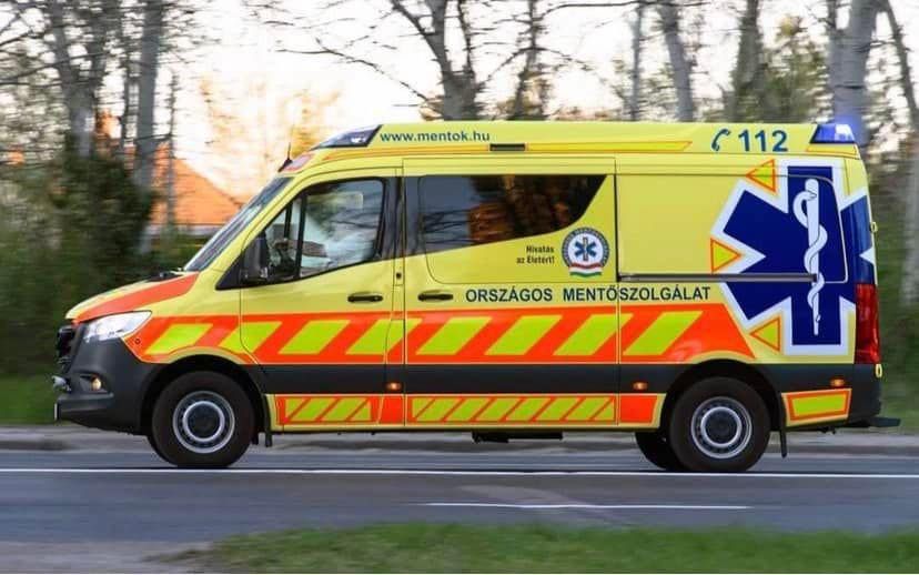 Eszméletvesztés követően a férfi autója az árokba gurult, a helyszínre mentőhelikopter is érkezett