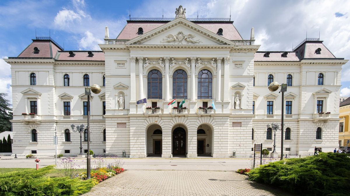munkanap-áthelyezés miatt a kormányhivatal pénteki nyitva tartási idővel várja az ügyfeleket