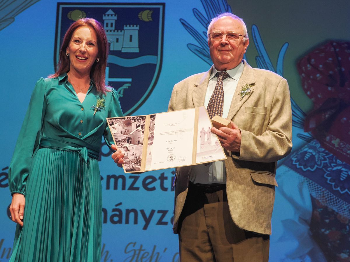 A Gizella-napi gálán Láng Rudolf vehette át a Pro Meritis díjat