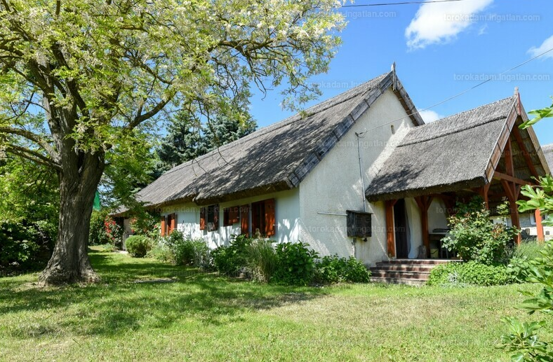 Rejtett kincs a Balaton-felvidéken: műemlék parasztház eladó Pécselyen