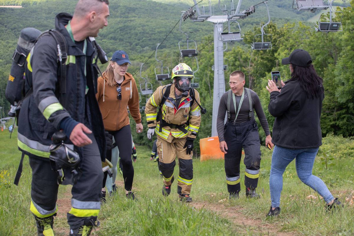 Tűzoltóság, sport, kihívás – Azért edzenek a tűzoltók, hogy a bajban segíteni tudjanak. Az eplényi versenyen az utolsó métereknél a bíztatásra is nagy szükség volt.
