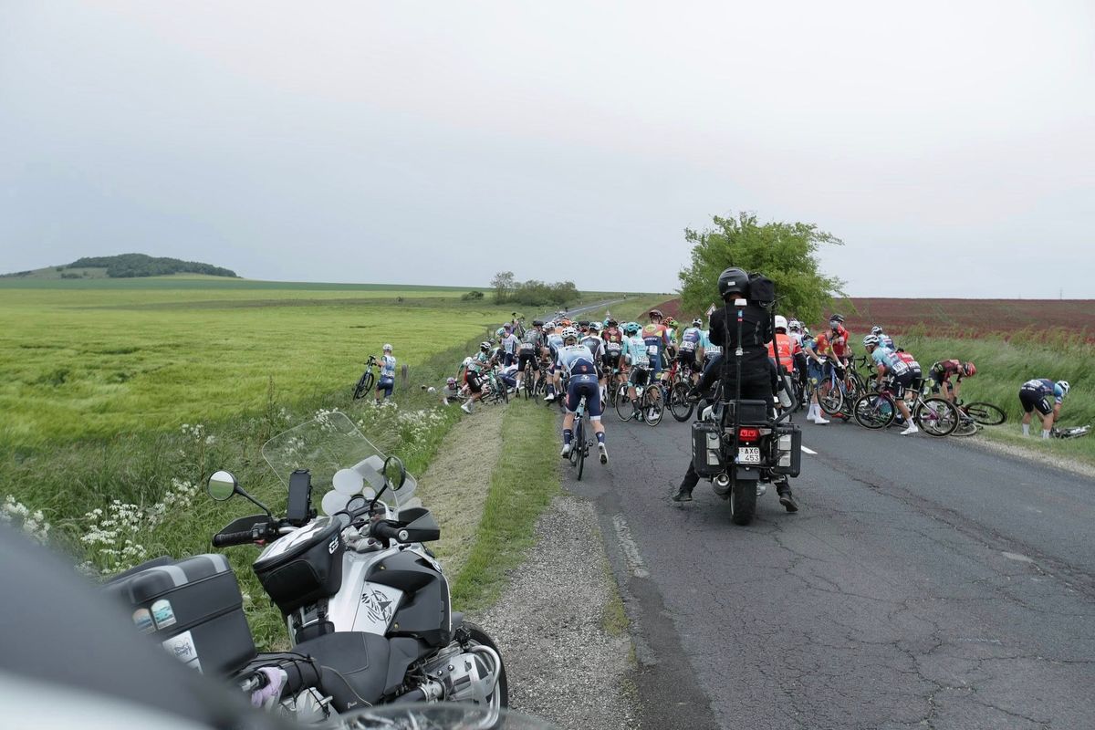 A Tour de Hongrie második szakaszán hatalmas bukás történt, mintegy 30 kerékpáros érintett a baleset, komolyabb sérültek is vannak.