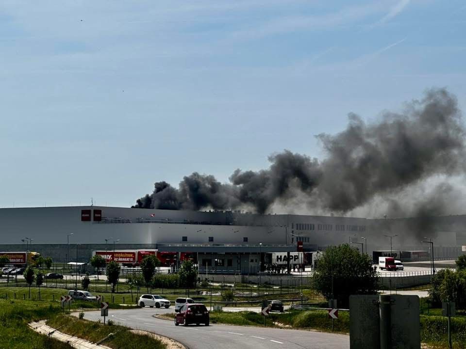 Hatalmas füst szállt fel a a Penny veszprémi logisztikai központjának tetejéről Mihály Róbert