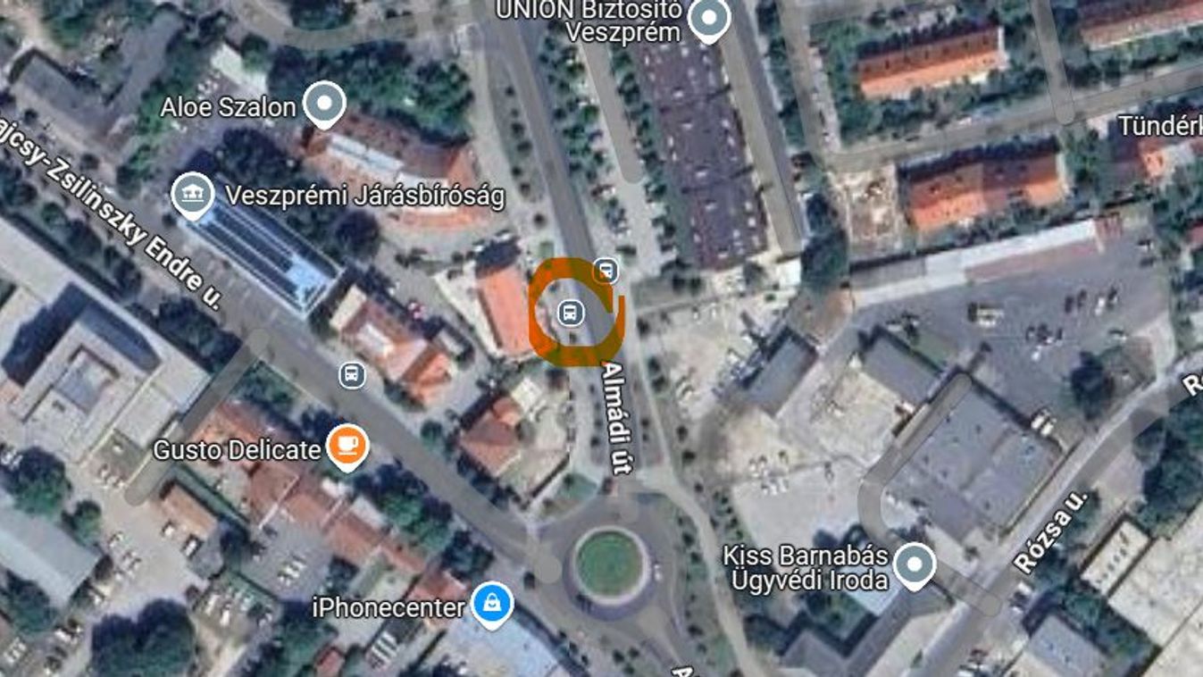 Meglepő és mulatságos: keleti kényelem egy veszprémi buszmegállóban (+ videó)