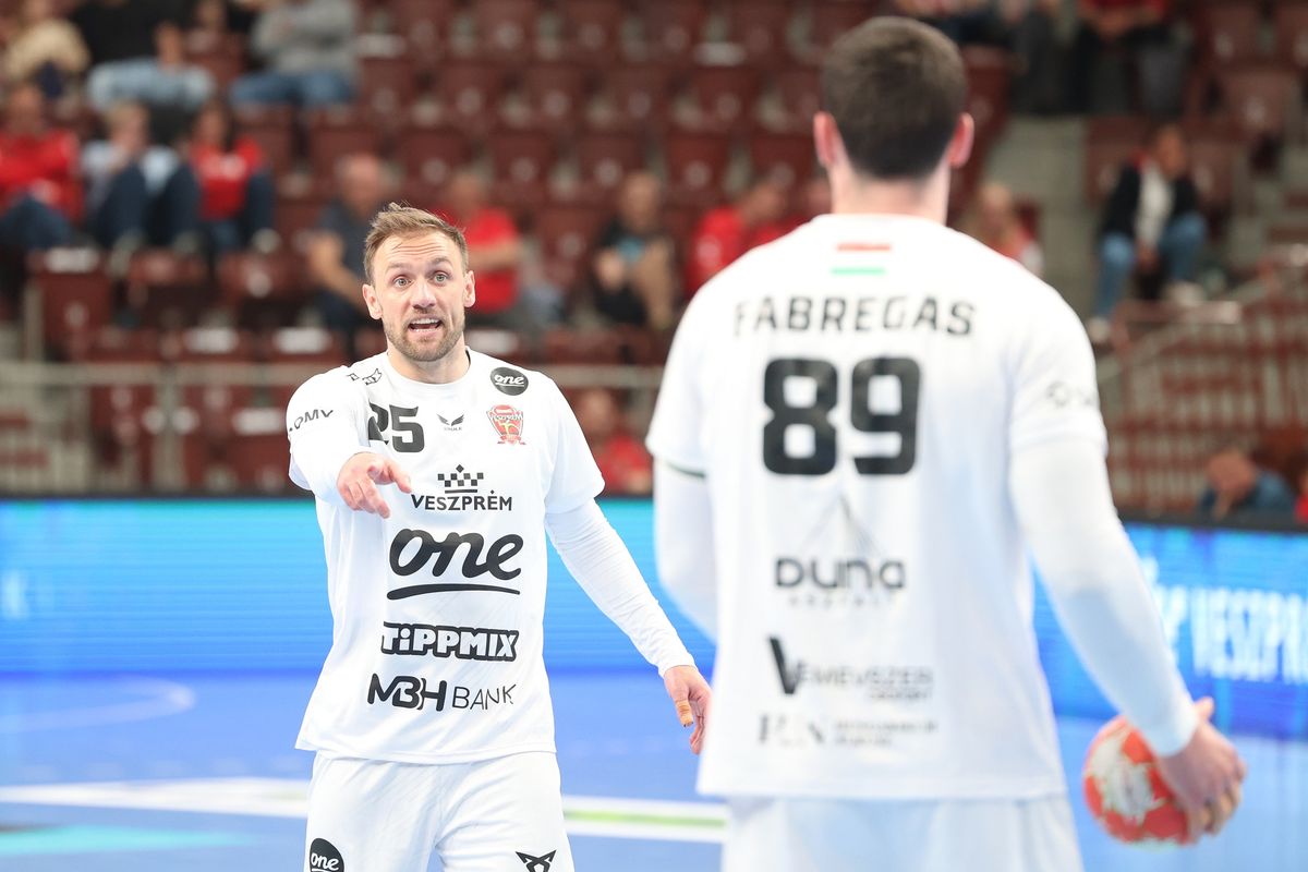A veszprémi kézilabda ismét terítéken volt a Helyzet Podcastban, amelynek új adásában labdarúgásról, futsalról és kosárlabdáról is beszéltünk.