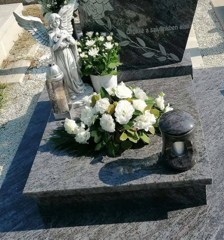 Dia síremlékét őrizte a - mostanra ellopott - angyalka Fotó: Deák Judit