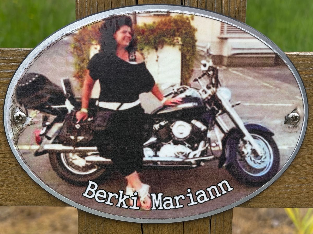 Mariann szeretett motorja mellett áll - kép a fejfán az út szélén Fotó: Fülöp Ildikó/Napló