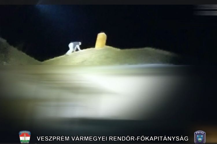 A körözött személy a tetőn próbált elmenekülni a rendőrök elől