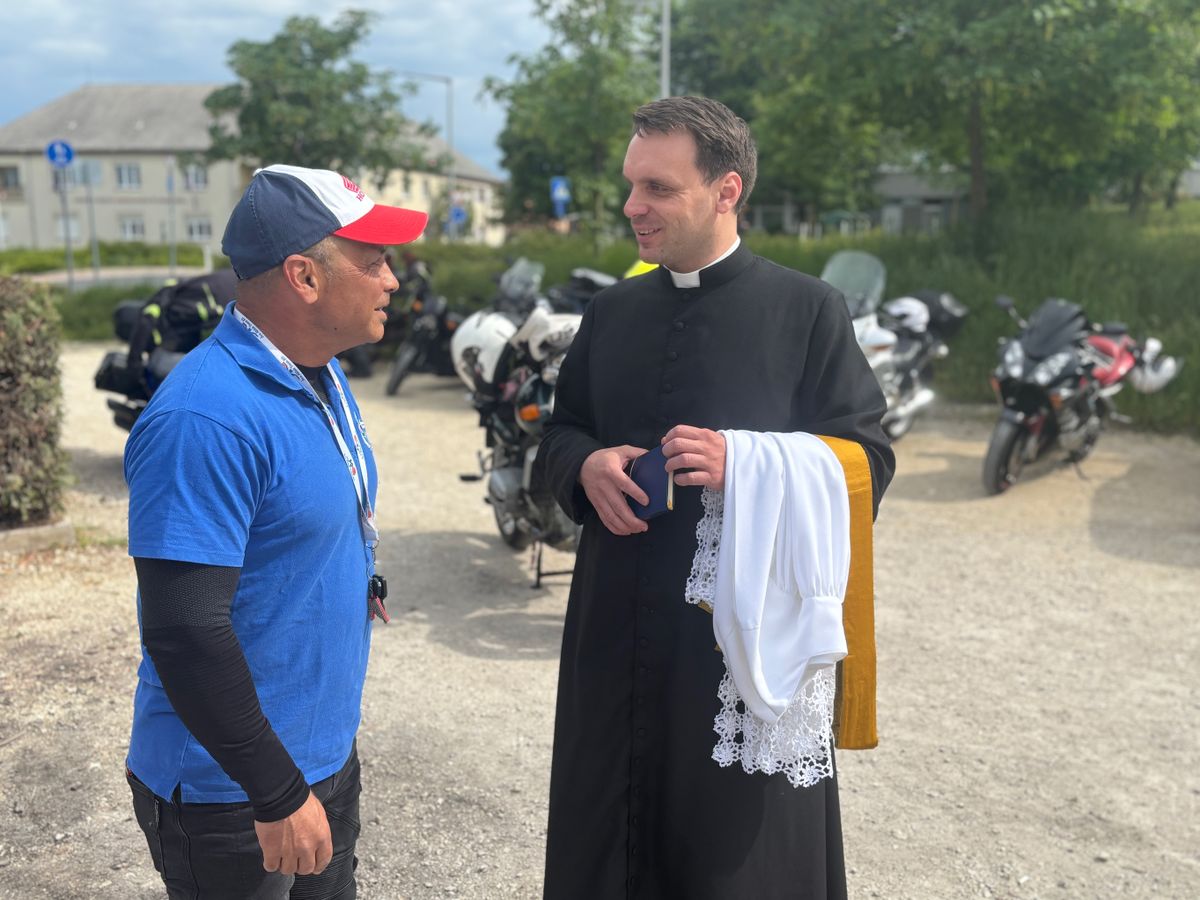 Pálfy Péter VME elnök fogadja Kulcsár Dávidot, a motorszentelés atyját Fotó: Fülöp Ildikó/Napló
