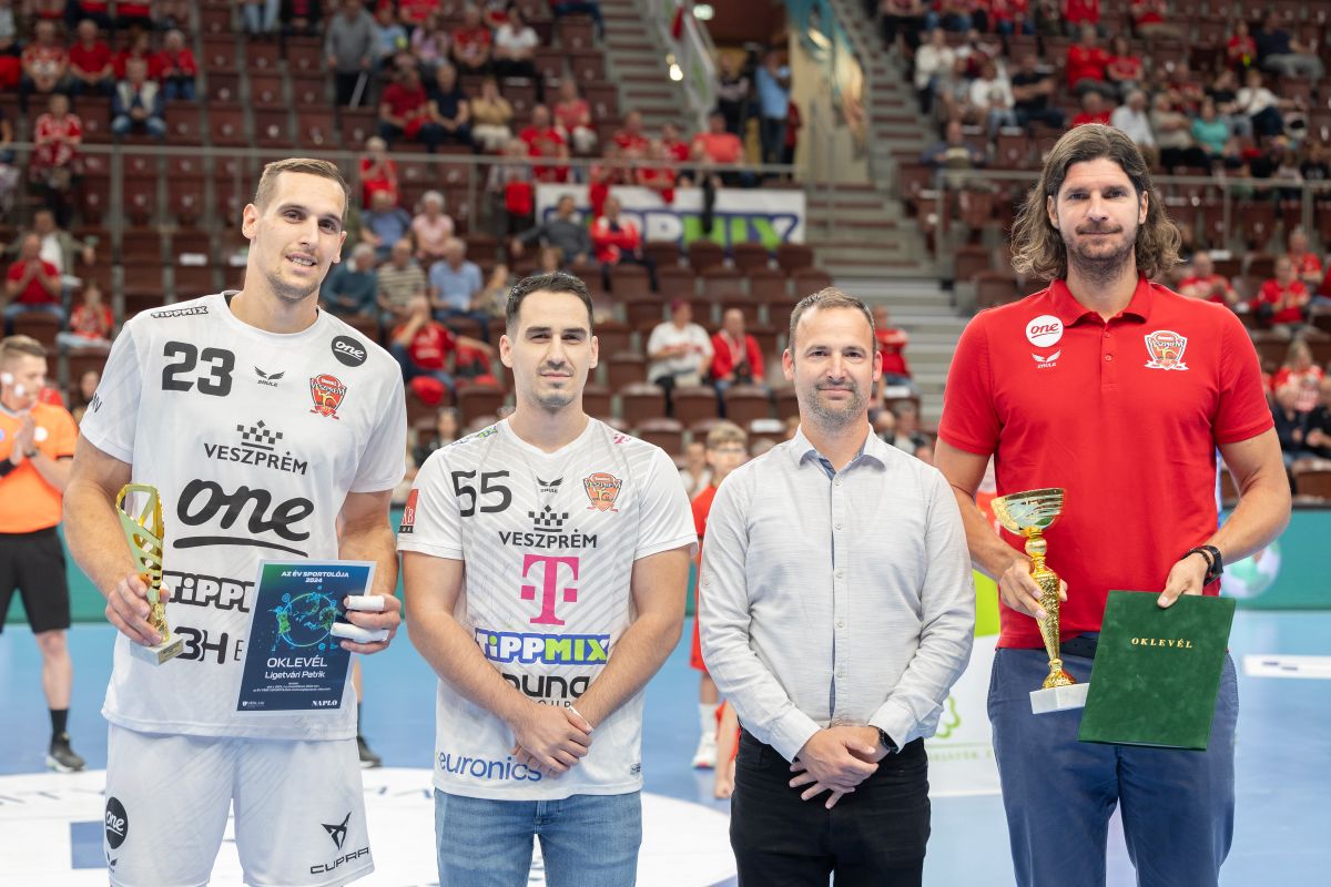 A One Veszprém HC-MOL Tatabánya bajnoki mérkőzés előtt adtuk át a veol.hu év sportolója szavazás győzteseinek járó trófeákat.