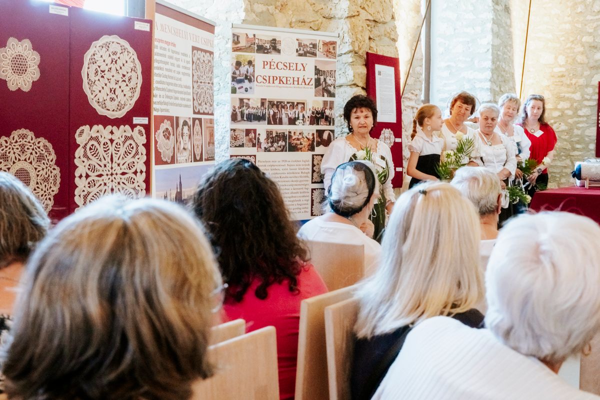 A Mencshelyi Csipkeverő Hagyományokat Ápoló Baráti Kör 26 éves munkásságát és összetartozását bemutató csipke kiállítás
