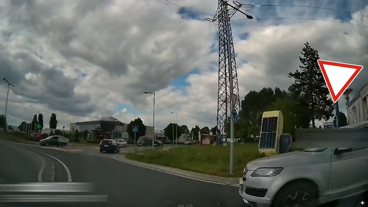 Záróvonalon előzés, elsőbbség meg nem adása: a szabálytalan autósok másokat is veszélybe sodortak