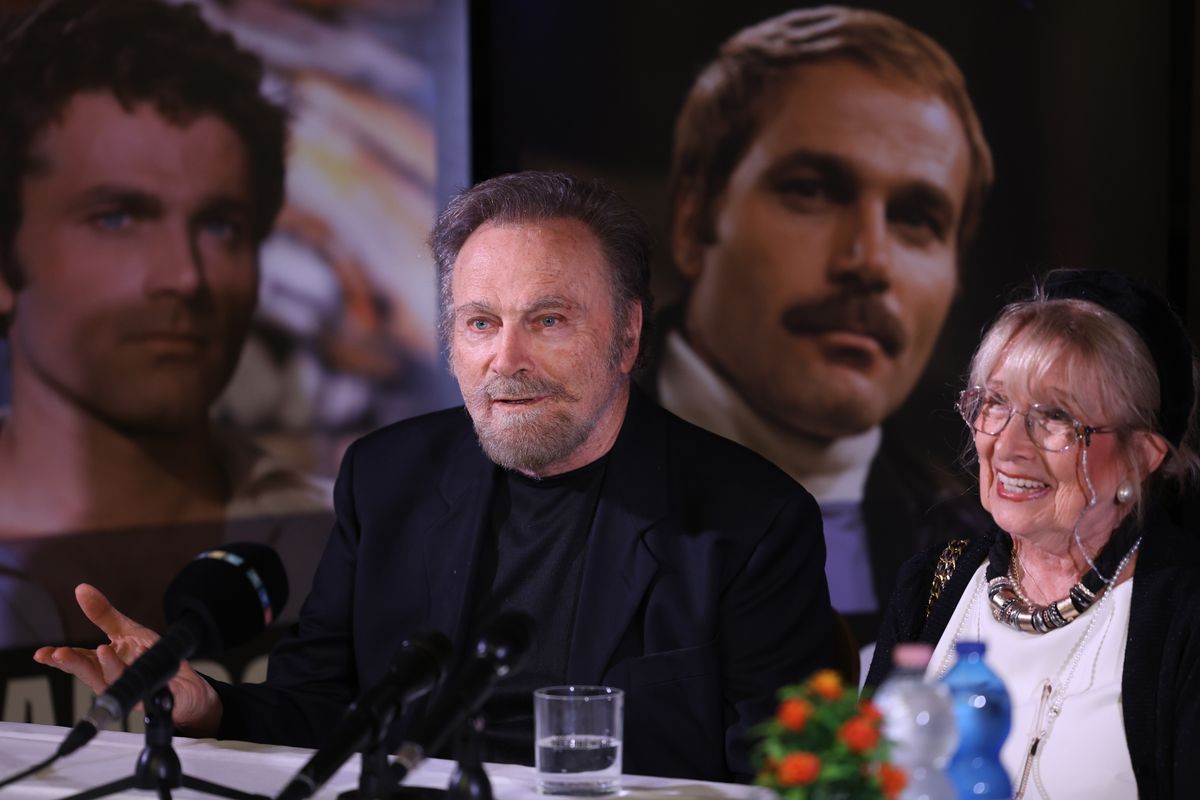 Franco Nero olasz színész, filmproducer, filmrendező és forgatókönyvíró mellette Radványi Ildikó a színész jó barátja és tolmácsa