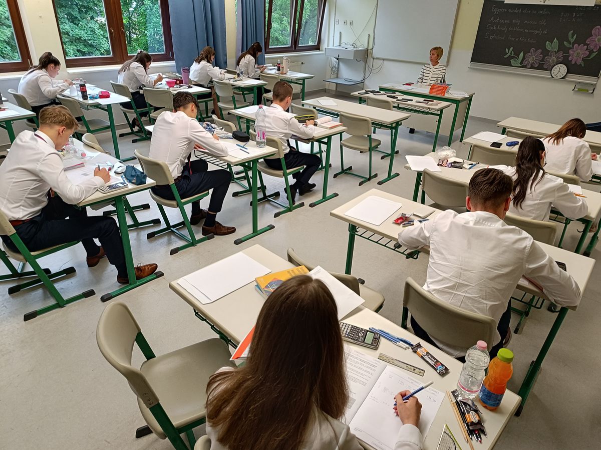 Matekérettségi - Több mint 81 ezren vizsgáztak közép-illetve emelt szinten