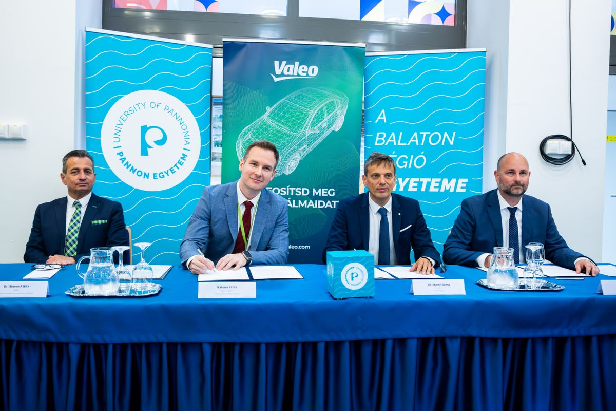 A Valeo és a Pannon Egyetem részéről jelen volt balrók jobbra: Dr. Simon Attila, Katona Attila, Dr. Abonyi János és Csillag Zsolt