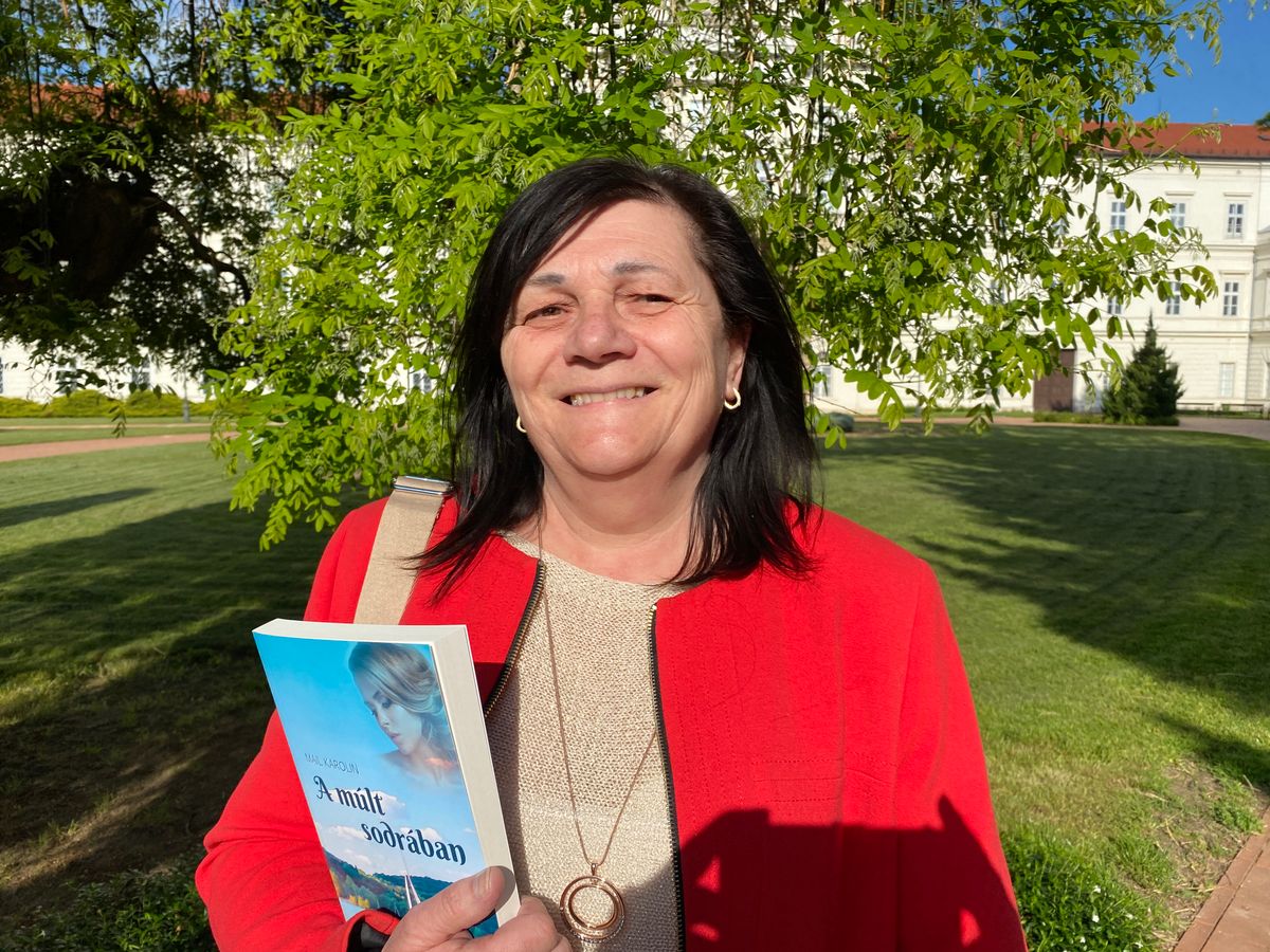 Könyvek, álmok, történetek – Mail Karolin Zircen élő író és regényeiben megjelenik a bakonyi vadregényes táj, a Balaton környéke is.