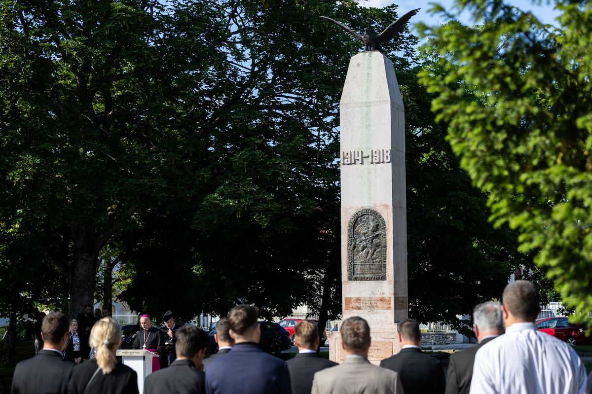 A hősi emlékművek útmutatások a jövőnek