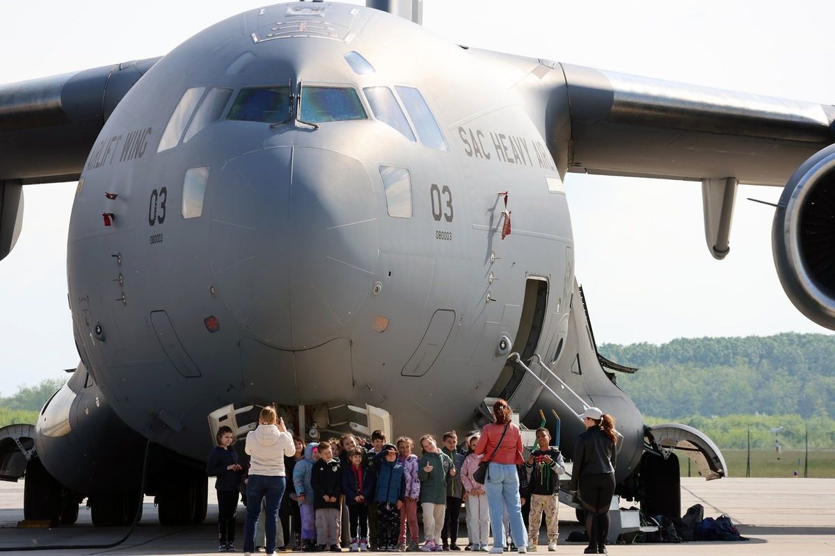 Iskolák Napja - Közel 1200 diák látogatott el az MH 47. Bázisrepülőtérre