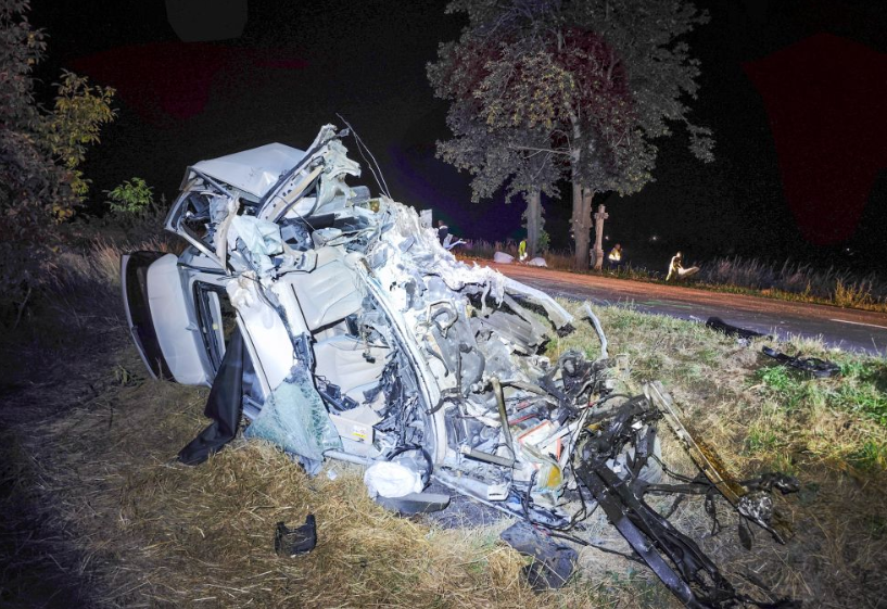 Halálos baleset: egy BMW X5 szaladt le az útról, és hatalmas erővel csapódott két fának, majd egy út menti kőkeresztnek