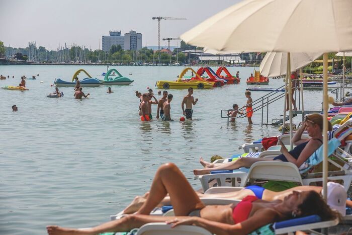 Egyre melegebb a Balaton hőmérséklete