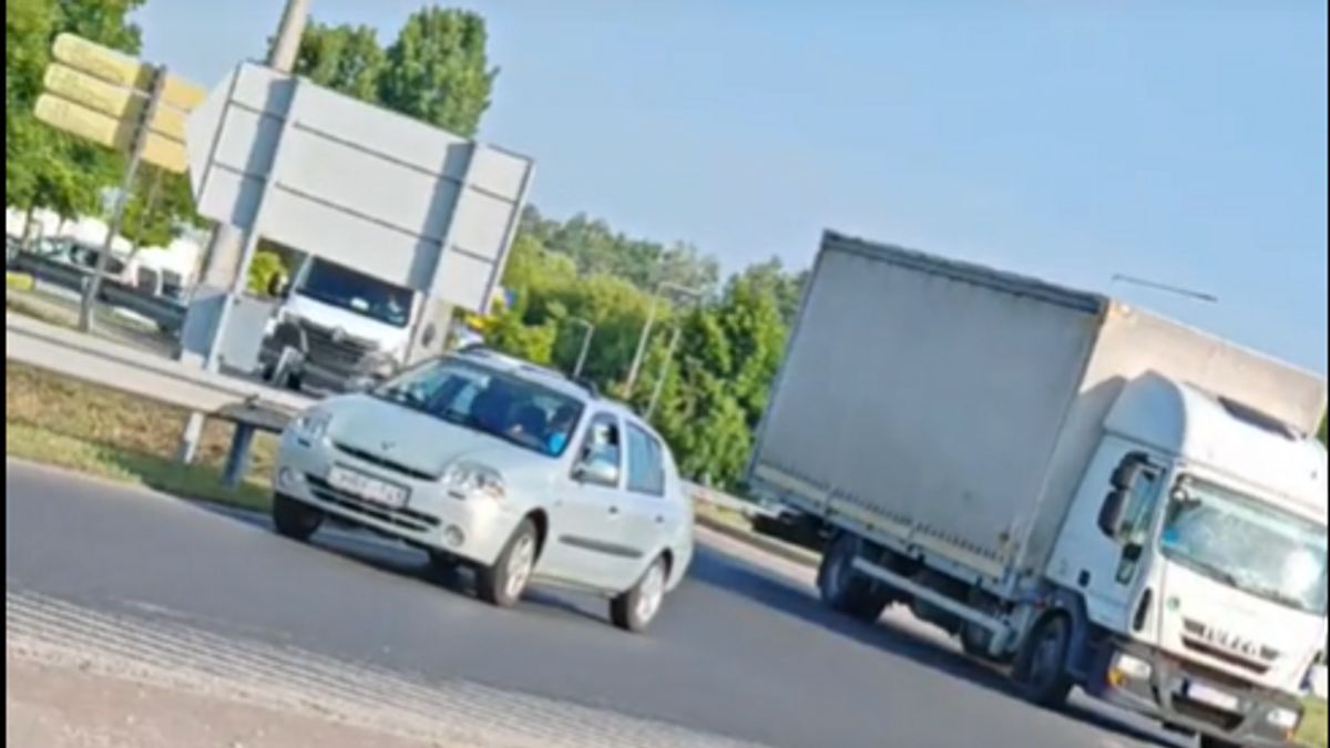 Ha nem látod, el sem hiszed, mit csinált az autós a körforgalomban – videóval