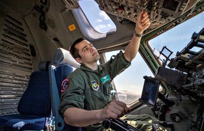 A C–17-es-pilóta, Hernádi Máté gyermekkorától katonának készült Forrás: honvedelem.hu