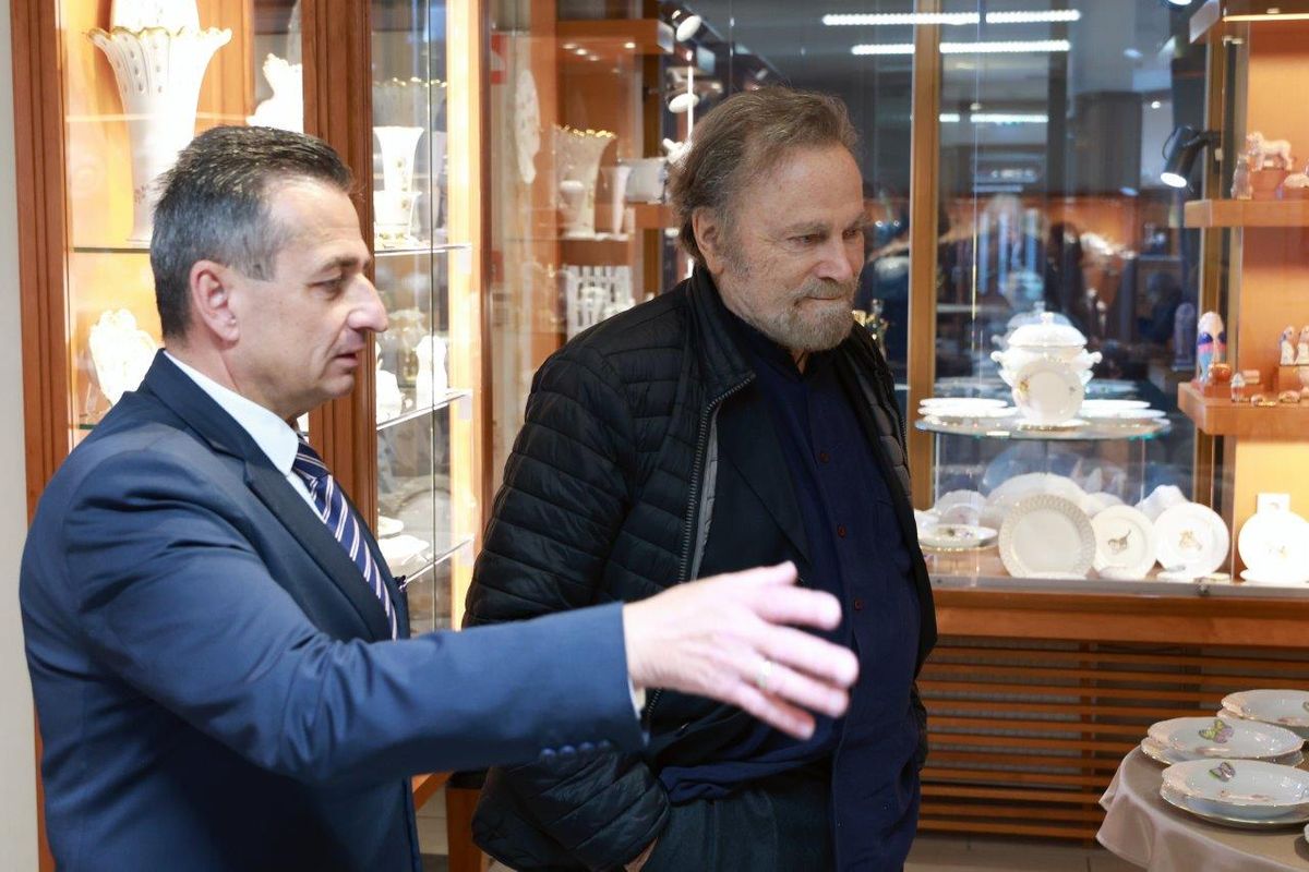 Franco Nero a Herendi Porcelánművészeti Múzeumban Forrás: Herendi Porcelánmanufaktúra Facebook-oldala