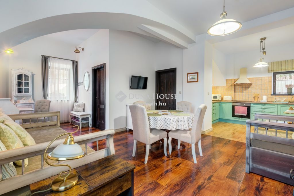 Ingatlan a Bakonyban – Külön apartman biztosít nyugalmat a vendégházon belül, amit a vadászok kedvelnek.