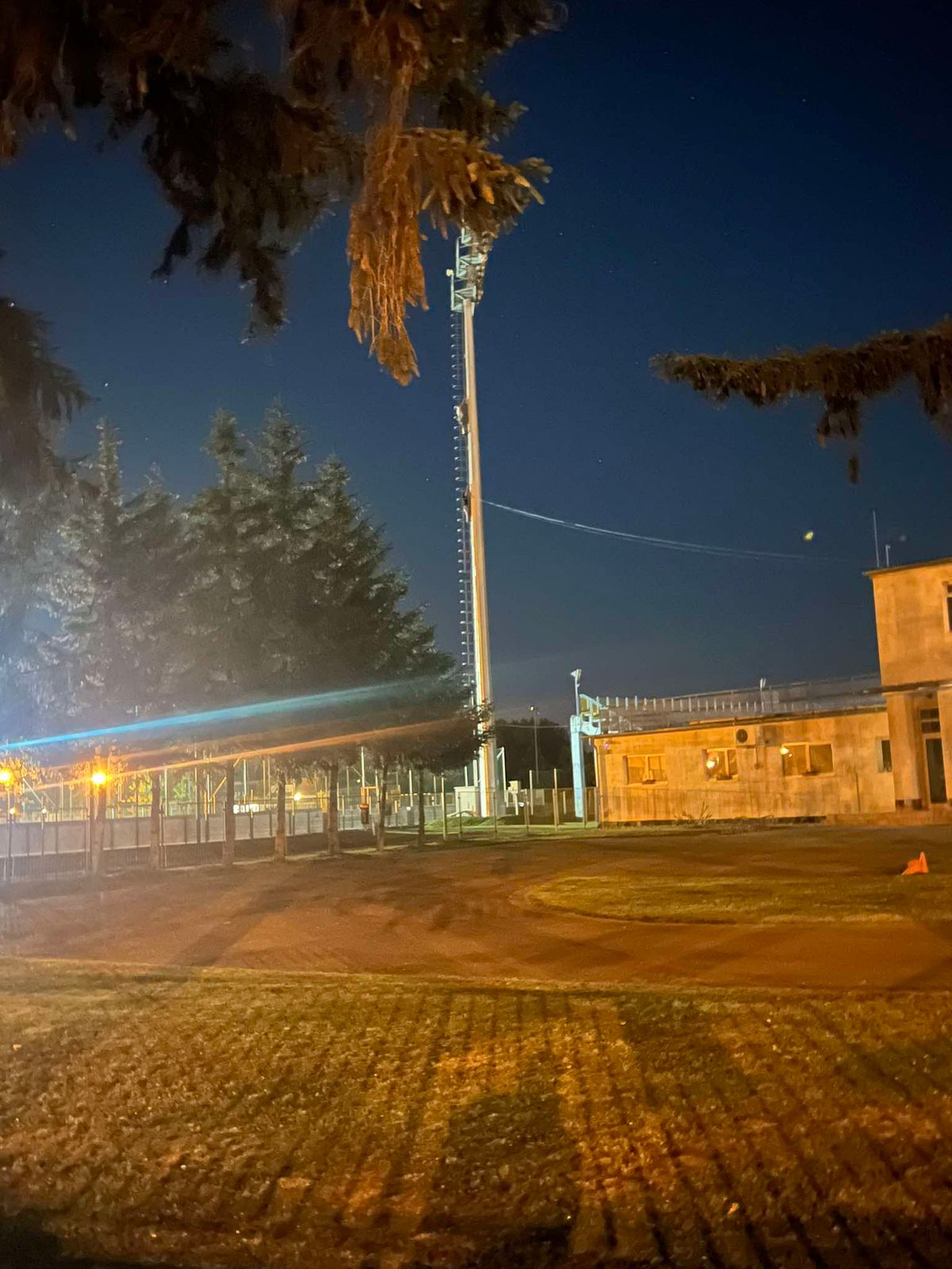 Perutz stadion - Két fiatal mászott fel a 40 méter magas lámpaoszlopra