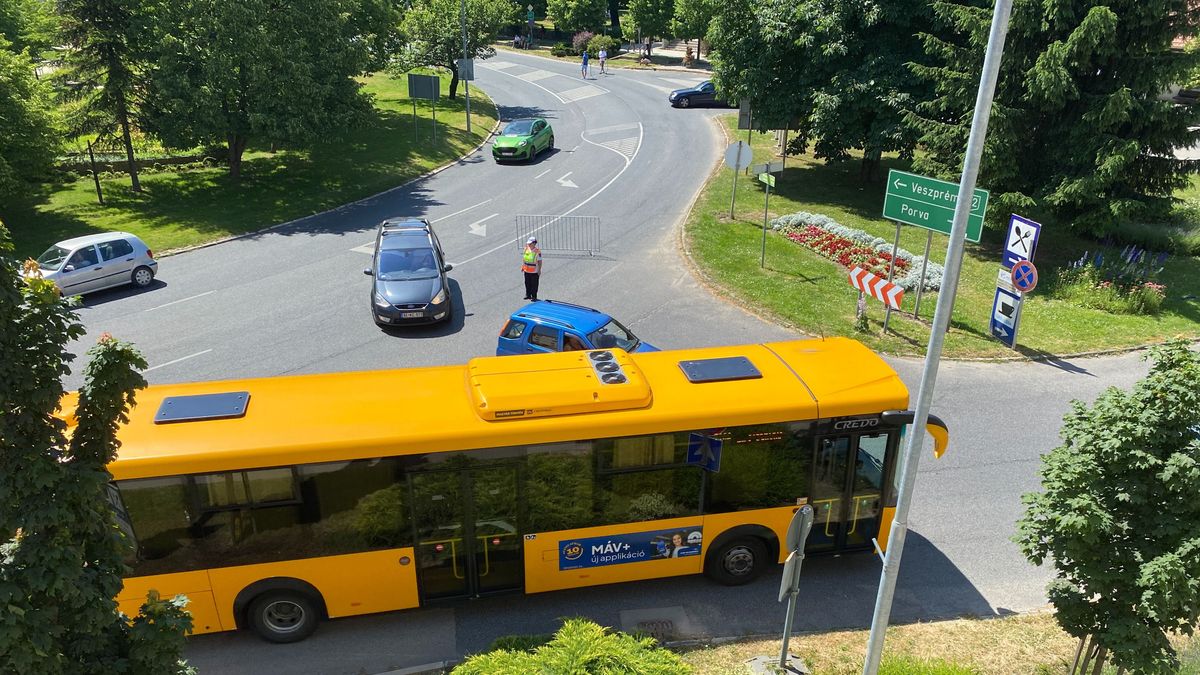 Olyan a dugó a Bakonyban, hogy ihaj! Erre készüljenek a 82-esen (videón a torlódás és a versenyrajt)