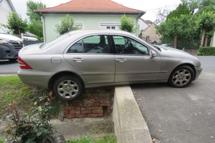 A férfi parkolni akart, baleset lett a vége.