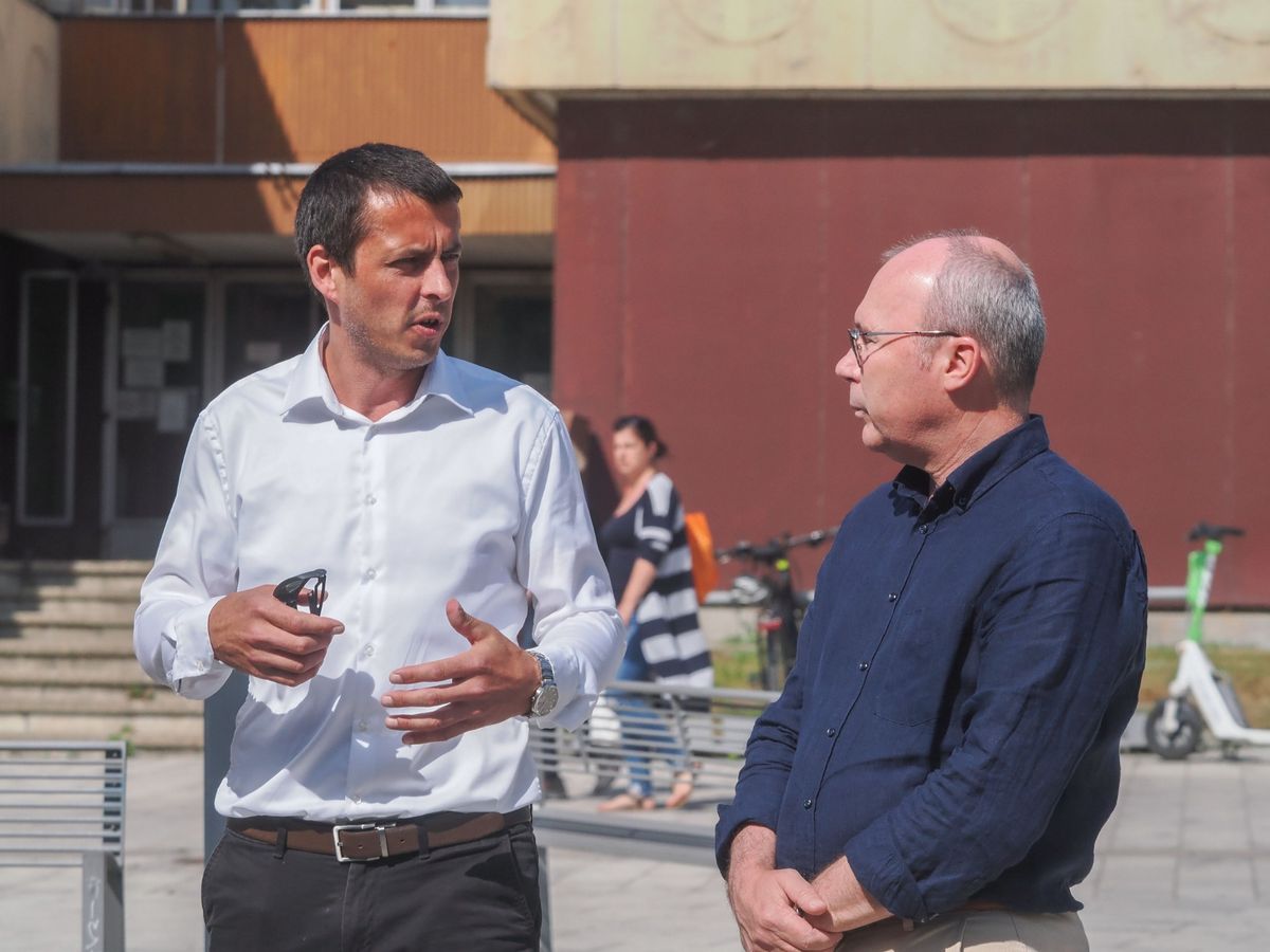 Zdravko Kozinc, a szlovéniai ISKRIVA alapítója és Porga Gyula polgármester ismertetik a NONA projekt részleteit
