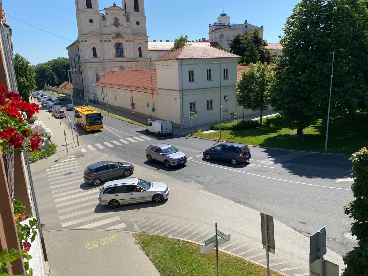 Dugó Zirc központjában a kerékpáros verseny elterelései, lezárásai miatt.