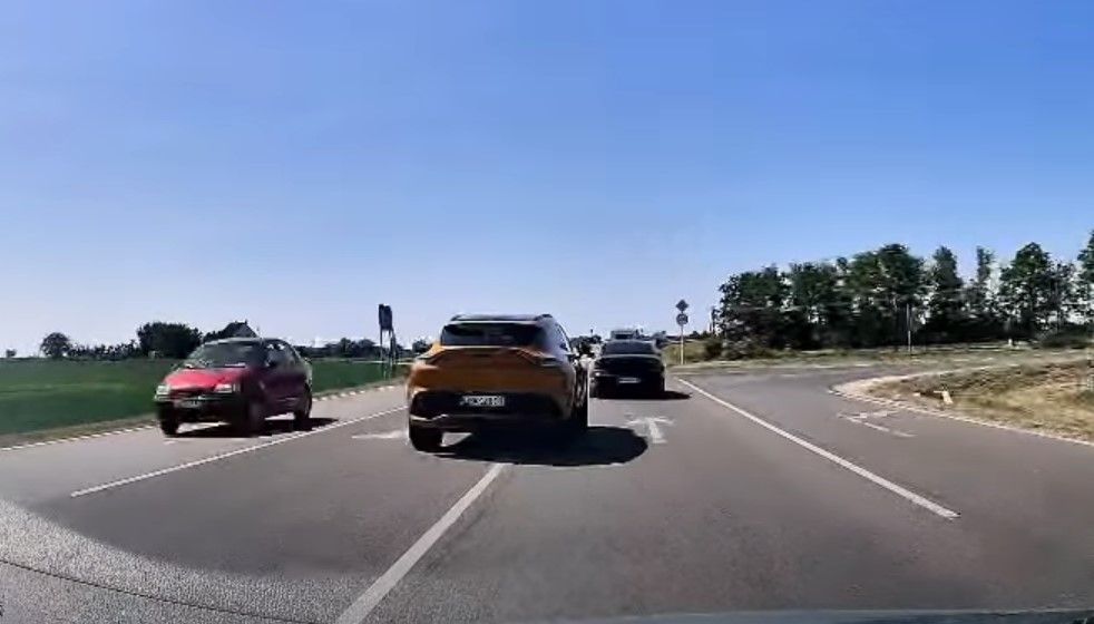 Frontális ütközés is történhetett volna a 83-as elkerülőn egy szabálytalan sofőr miatt