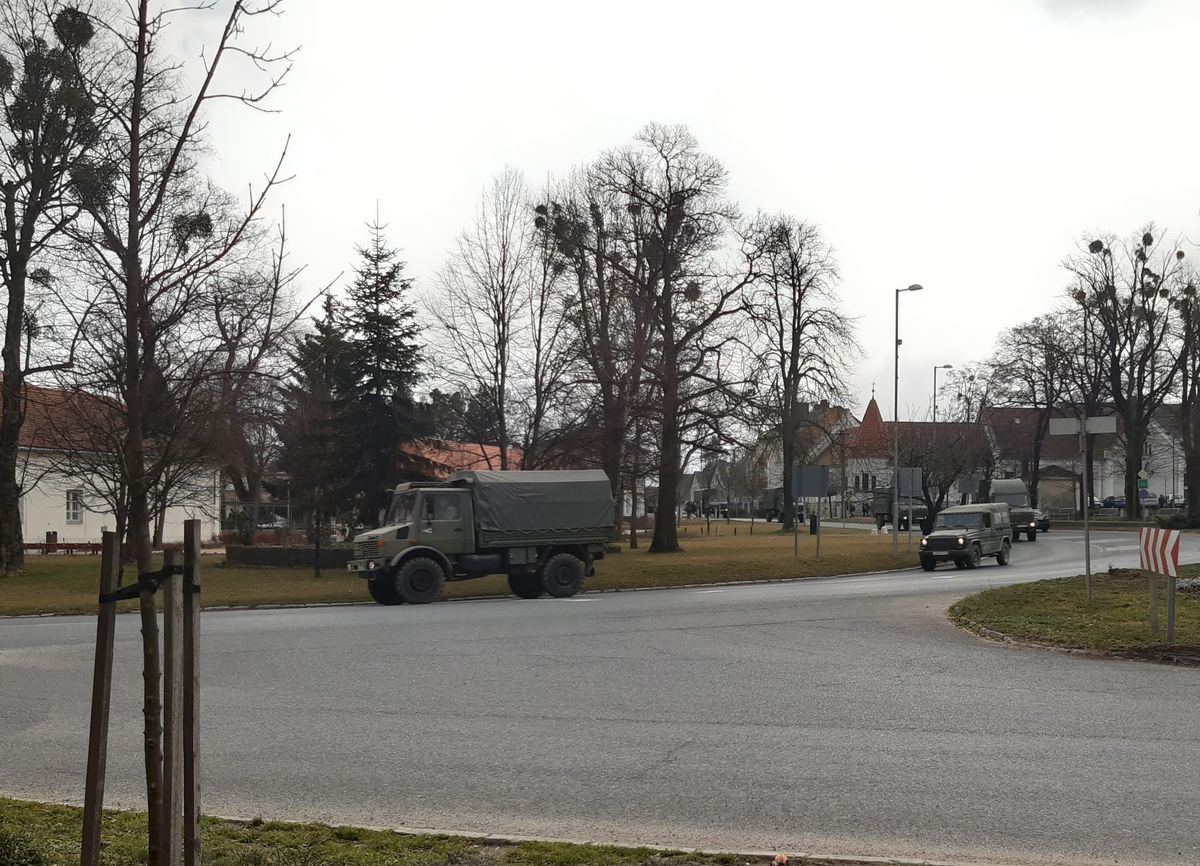 Katonai konvojokra kell számítani a Bakonyban, hatással lehetnek a forgalomra.