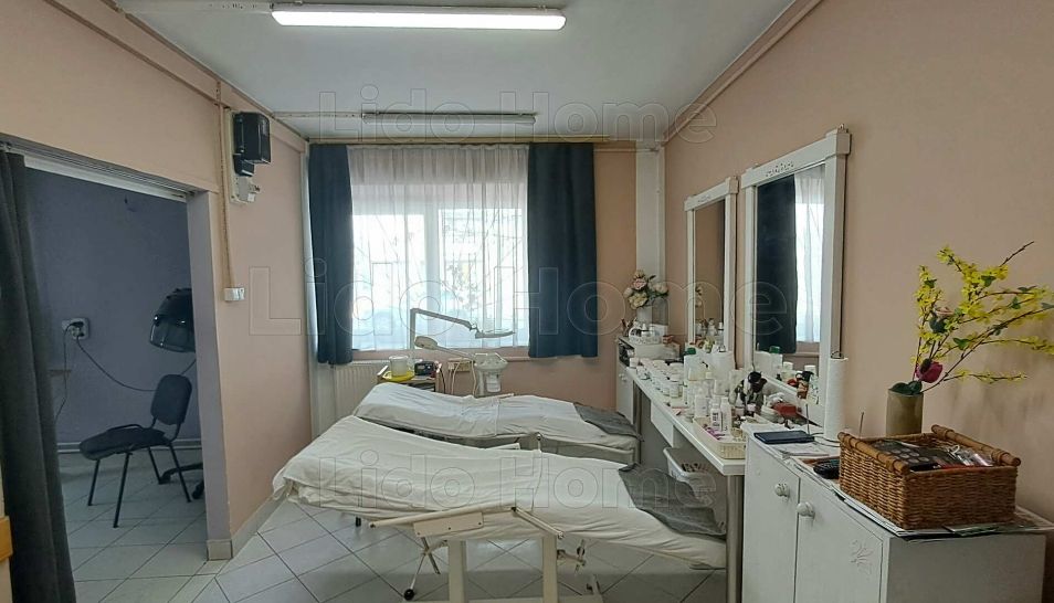 Eladó ingatlan Zirc központjában – Fodrászat, kozmetika működtethető benne.
