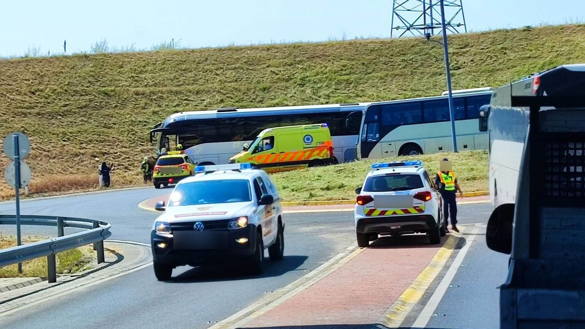 Durva buszbaleset történt a 8-as főúton, Veszprém közelében